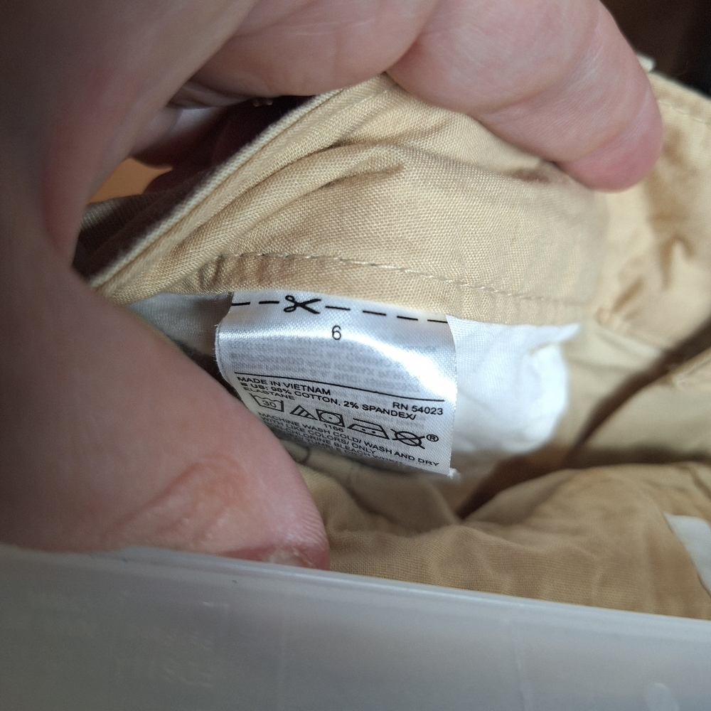 Old Navy Women's Tan Shorts - Picture 5 of 5